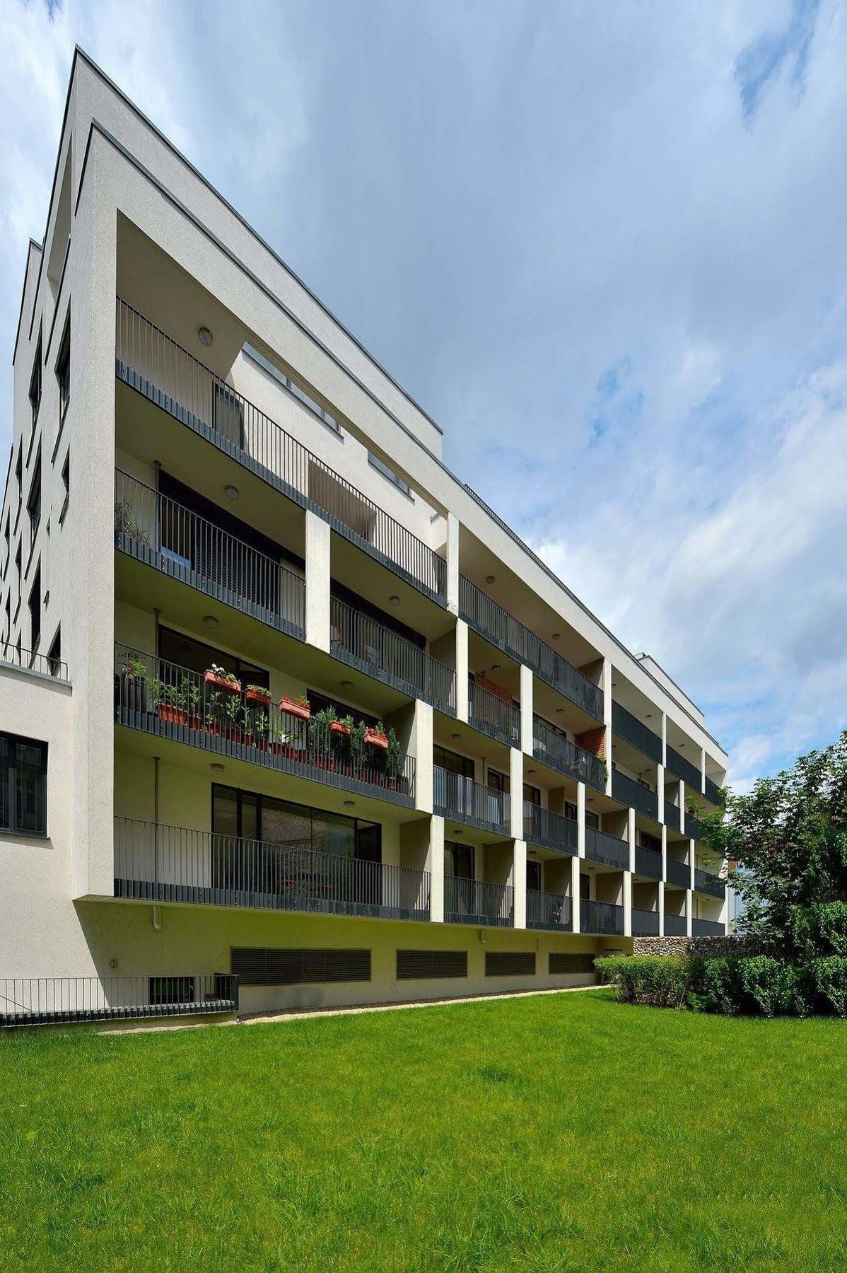 Ambiente Serviced Apartments - Dunajska Bratislava Buitenkant foto