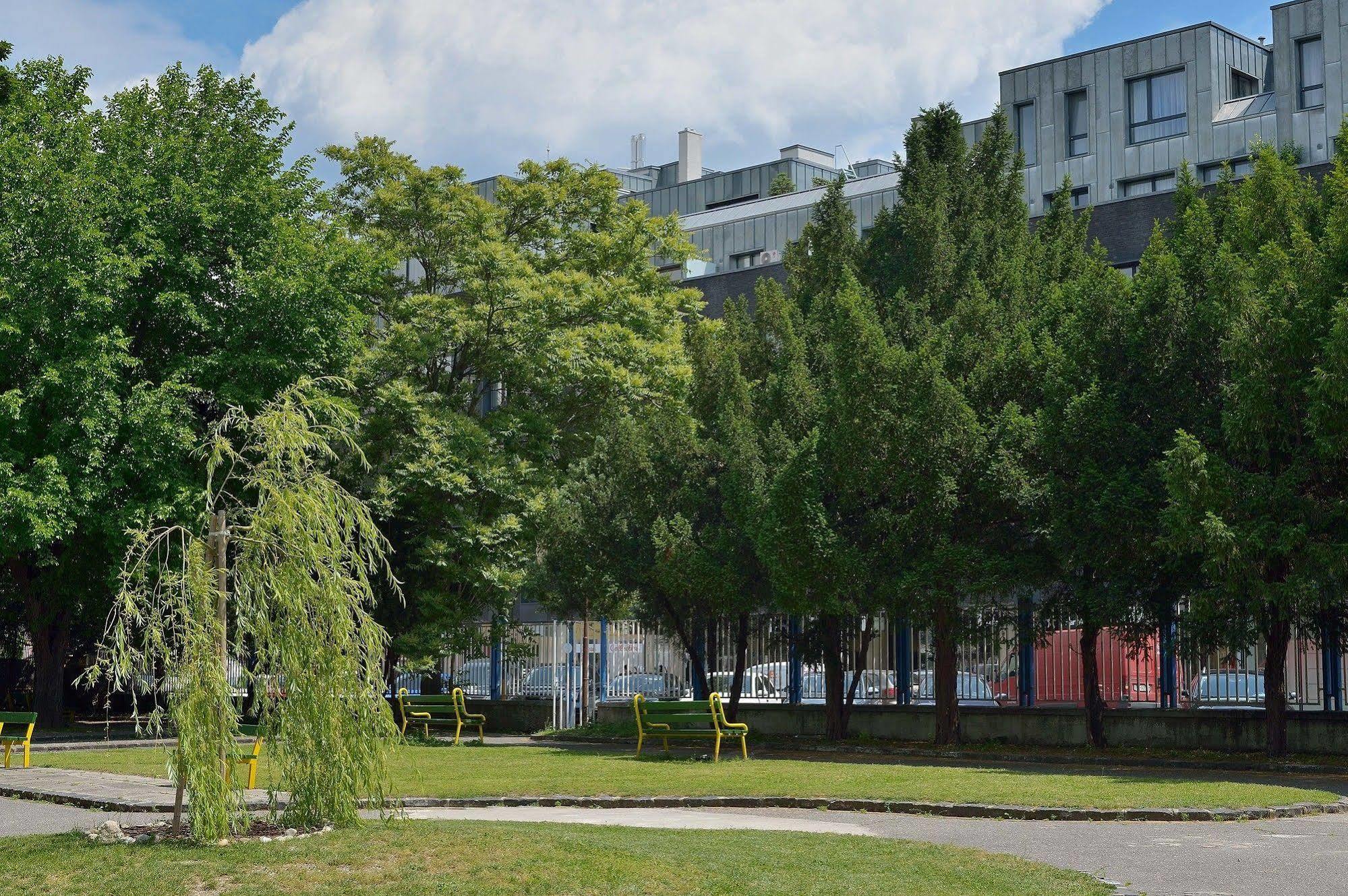 Ambiente Serviced Apartments - Dunajska Bratislava Buitenkant foto