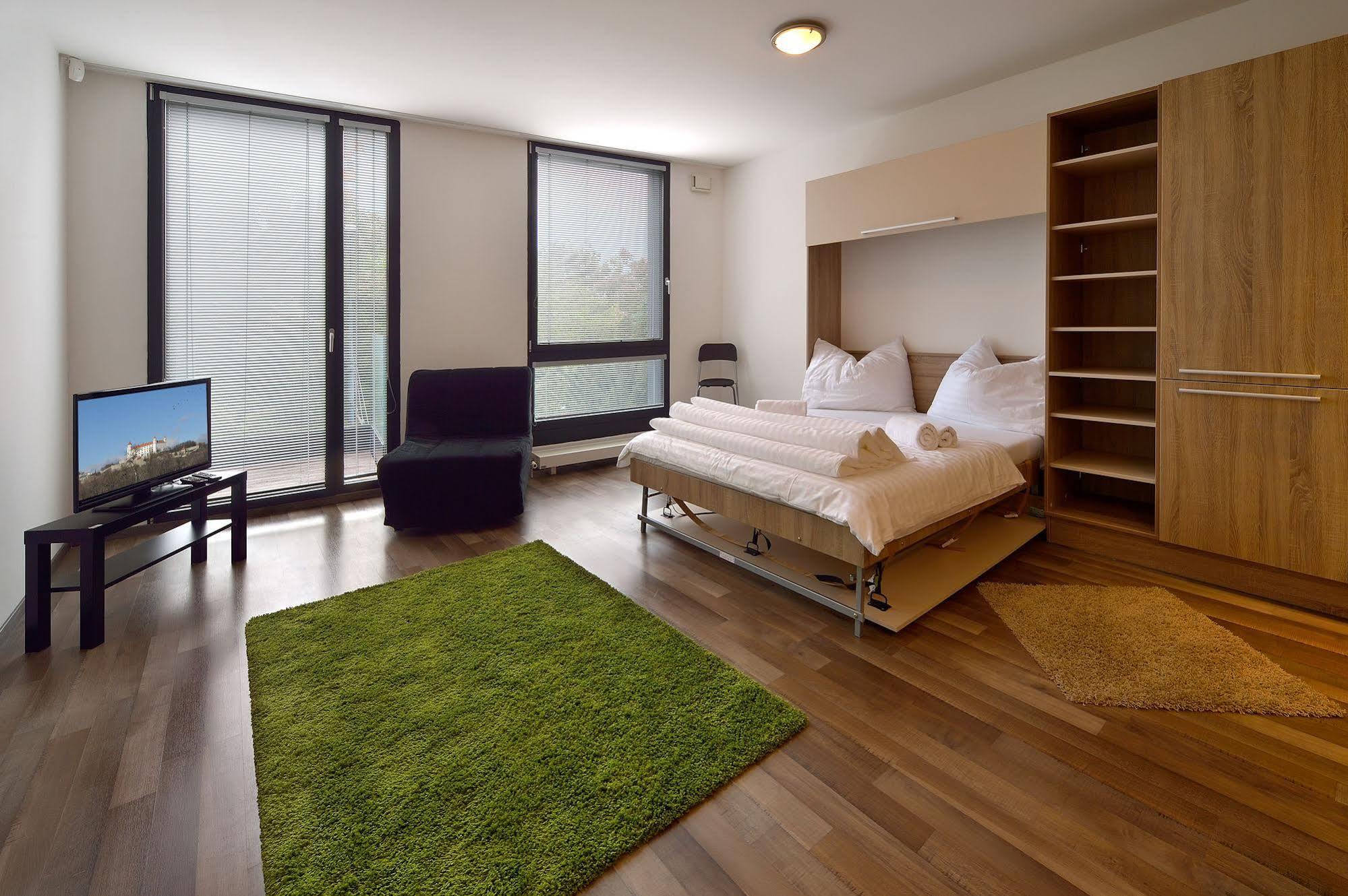 Ambiente Serviced Apartments - Dunajska Bratislava Buitenkant foto